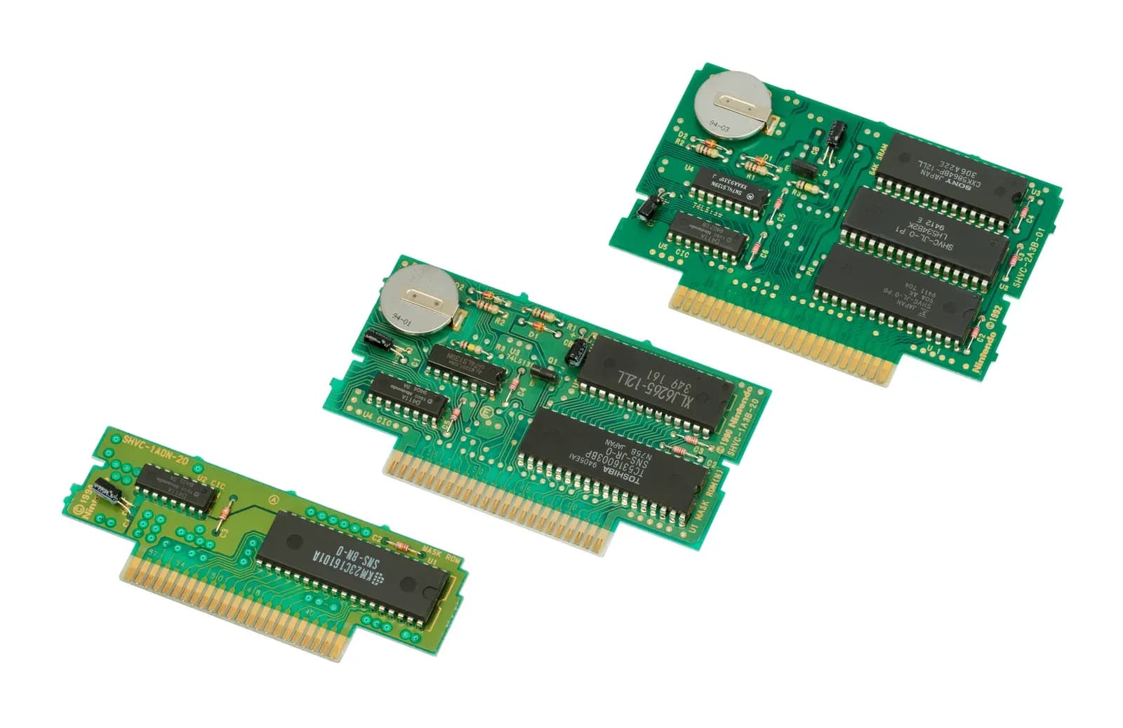 Placas de varios cartuchos de Super Nintendo, con chips y baterías diferentes. Foto: Evan-Amos, dominio público.