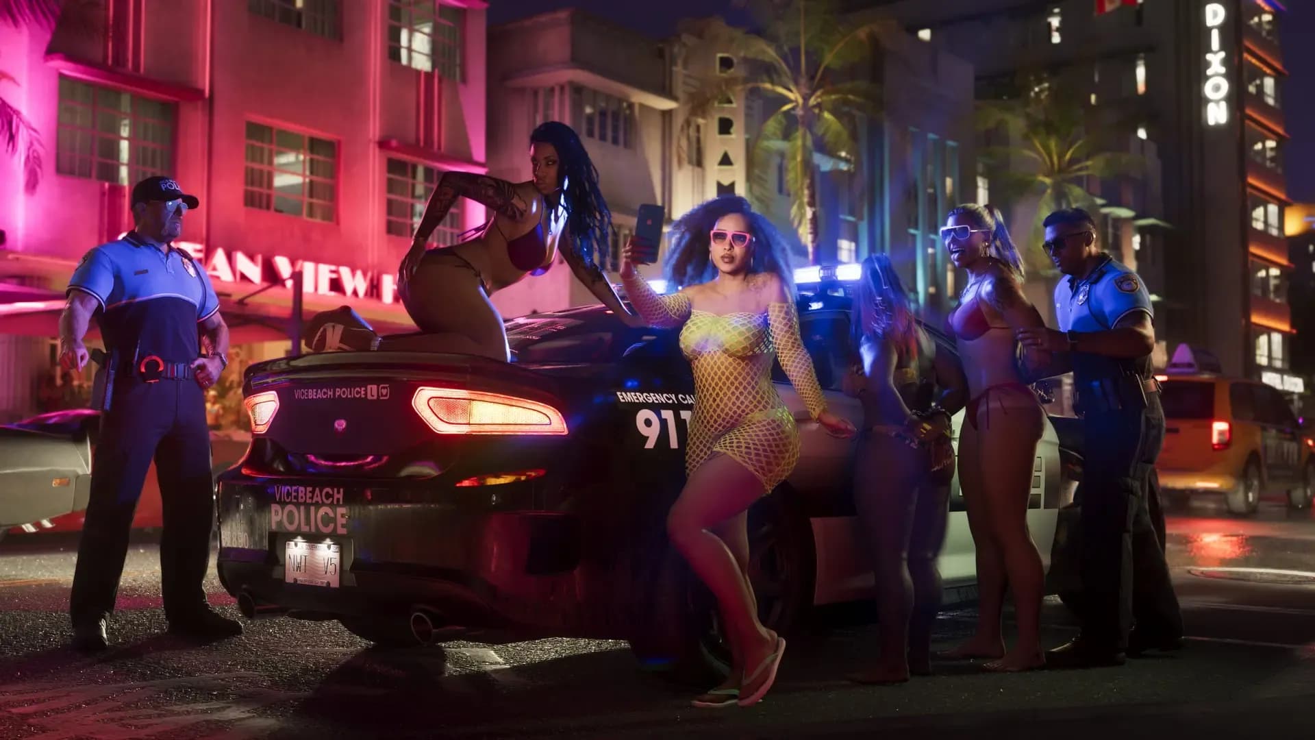 Una escena nocturna de Vice City con luces de neón, policía, personajes y reflejos sobre la calzada. Captura oficial de GTA VI; © Rockstar Games y Take-Two Interactive.