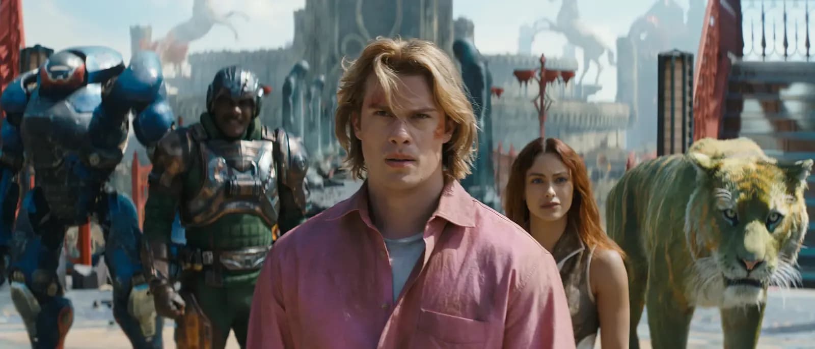 Roboto, Duncan, Adam, Teela y Cringer avanzan juntos por Eternia. Imagen promocional: © Amazon MGM Studios.
