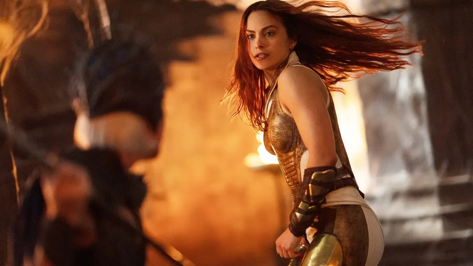 Teela se enfrenta a Evil-Lyn en pleno combate. Imagen promocional: © Amazon MGM Studios.