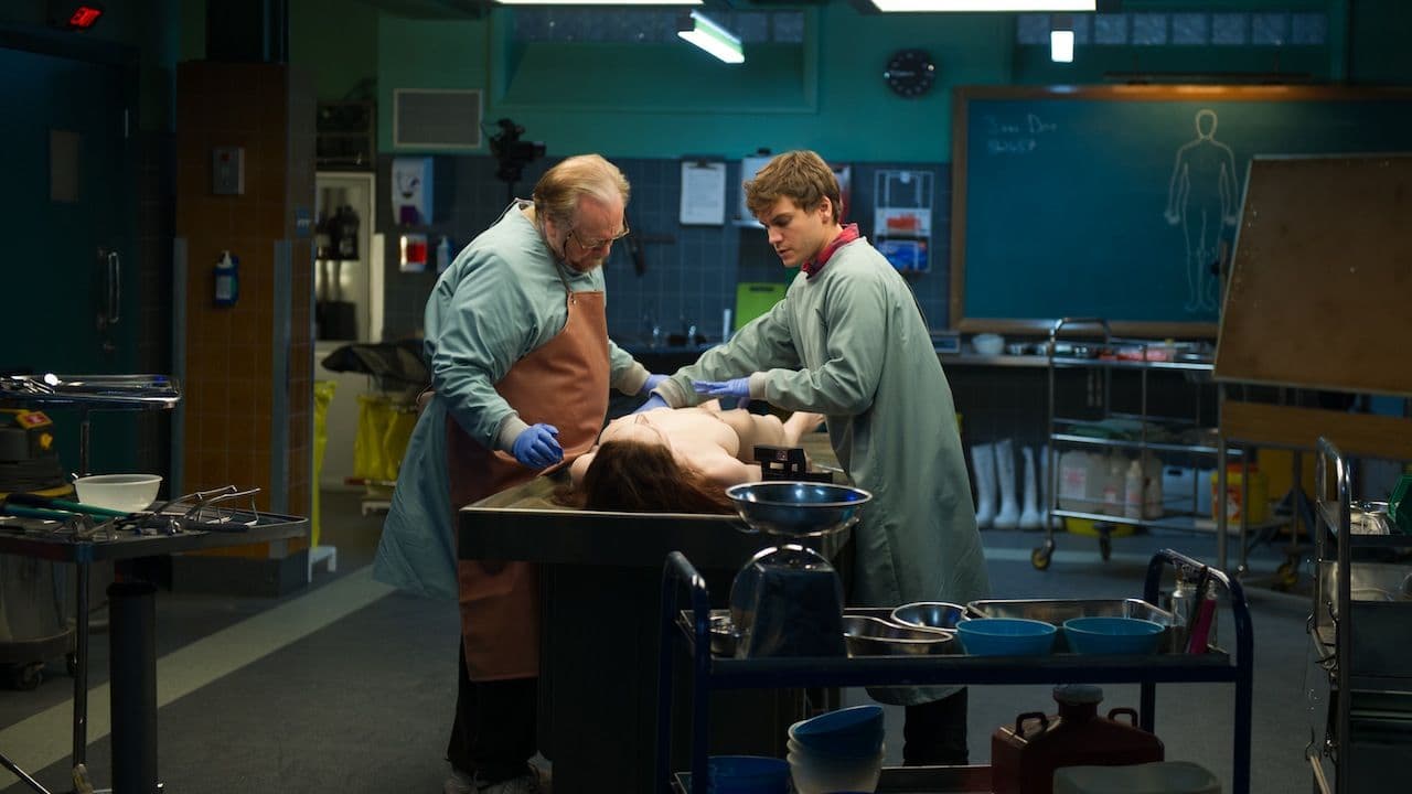 Brian Cox y Emile Hirsch trabajando en la morgue de La autopsia de Jane Doe. Imagen promocional publicada por IFC Center; material de IFC Films.