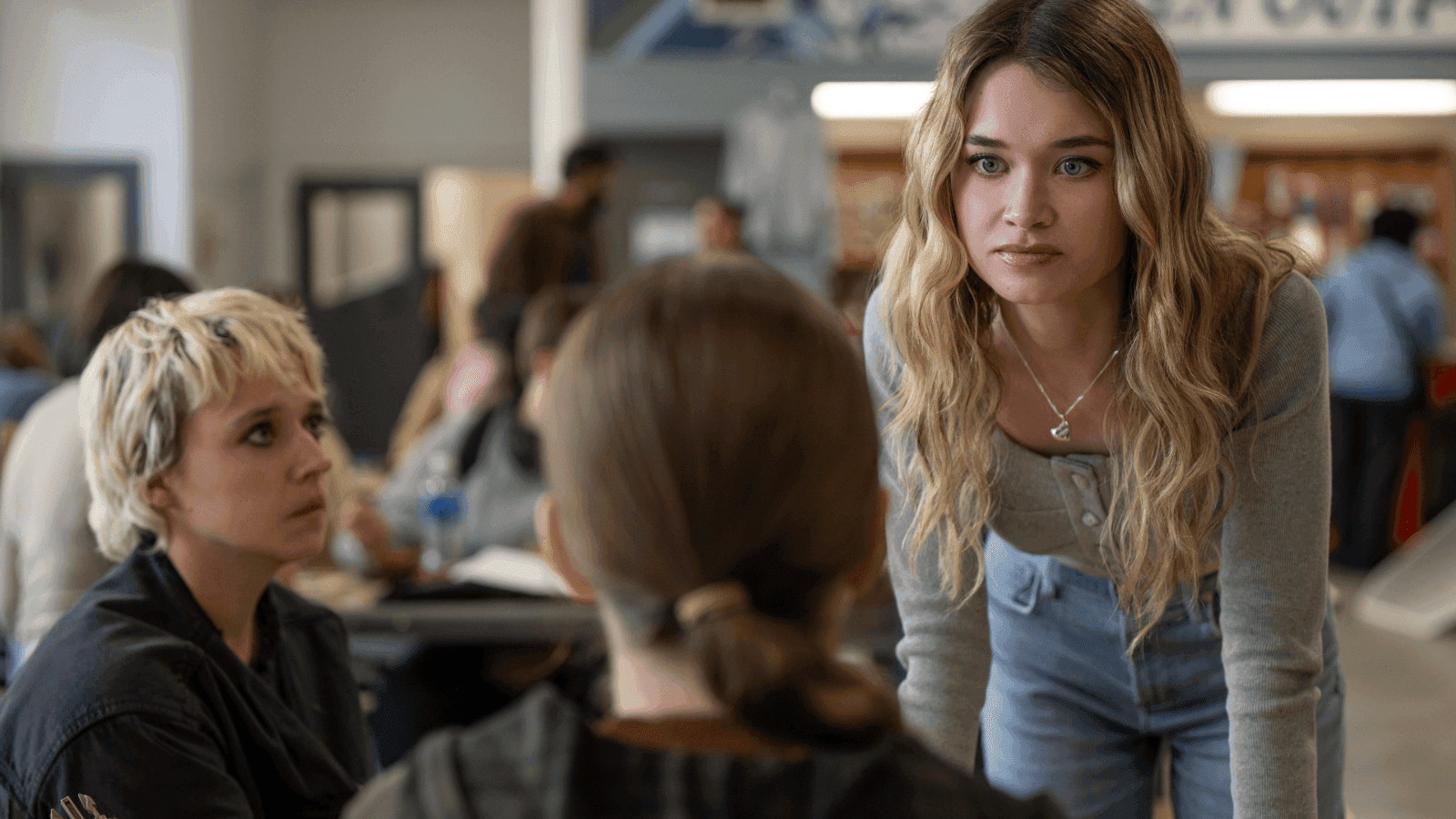 Chris Hargensen se enfrenta a Carrie en el comedor. Imagen oficial: © Amazon MGM Studios / Prime Video. Fuente: About Amazon.