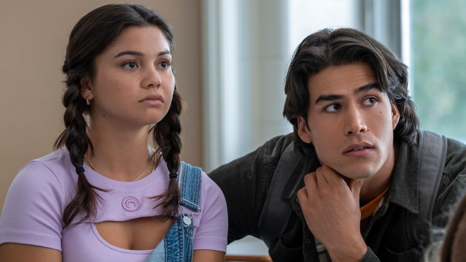 Siena Agudong como Sue Snell y Joel Oulette como Tommy Ross. Imagen oficial: © Amazon MGM Studios / Prime Video. Fuente: About Amazon.