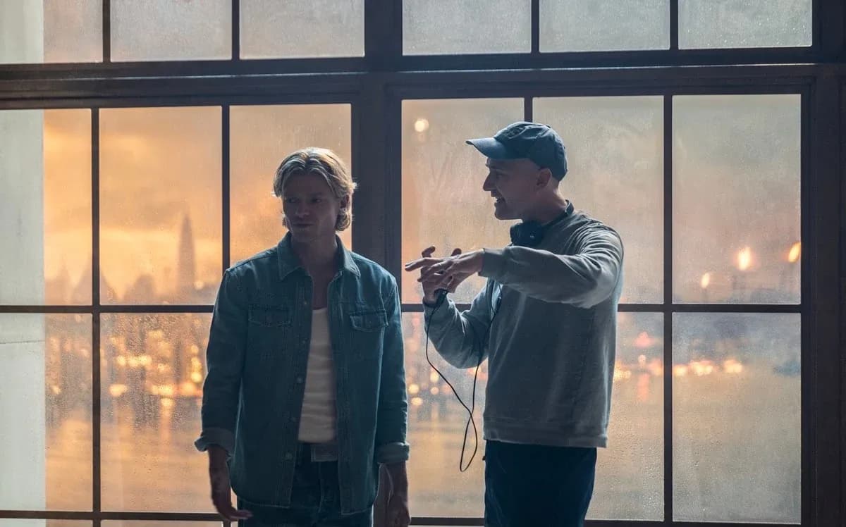 Fotografía oficial del rodaje de Clayface difundida por DC, con un actor y un miembro del equipo durante la grabación. © y marcas de DC y Warner Bros. Entertainment.