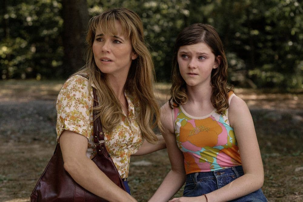 Linda Cardellini como Pamela Voorhees y Gwendolyn Sundstrom como Grace en Crystal Lake. Fotografía promocional oficial: Matt Infante / PEACOCK.