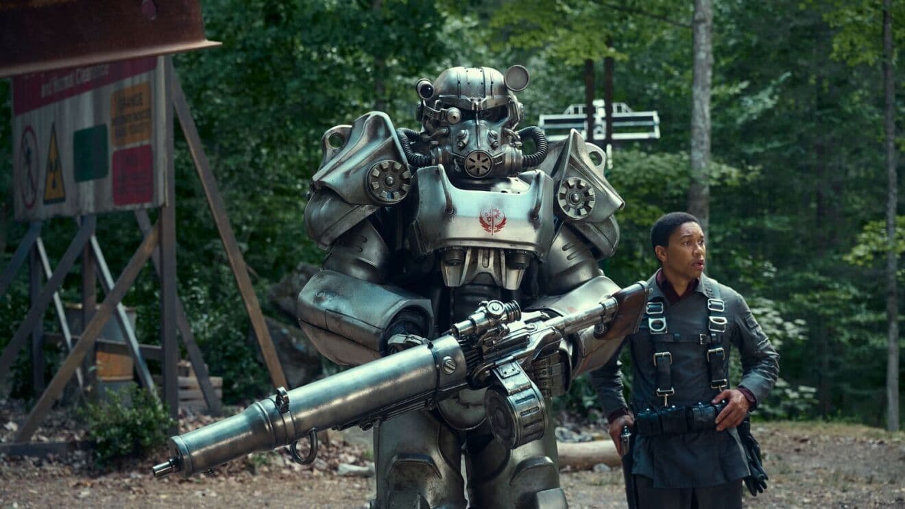 Maximus junto a una servoarmadura T-60 de la Hermandad del Acero. Imagen: Prime Video / Amazon MGM Studios.