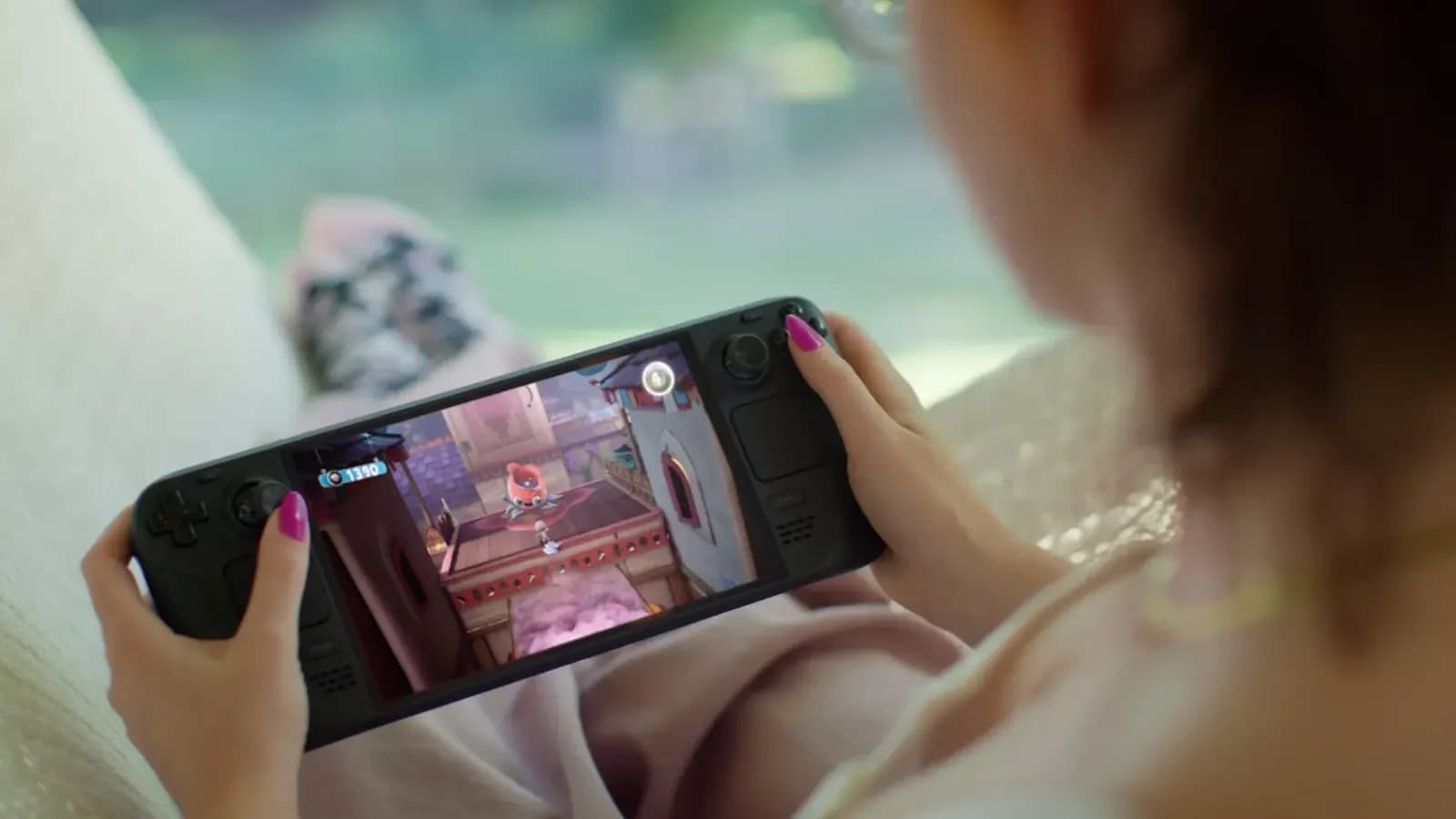 Una jugadora utiliza Steam Deck OLED en una hamaca. Fotografía promocional oficial de Valve; © Valve Corporation.