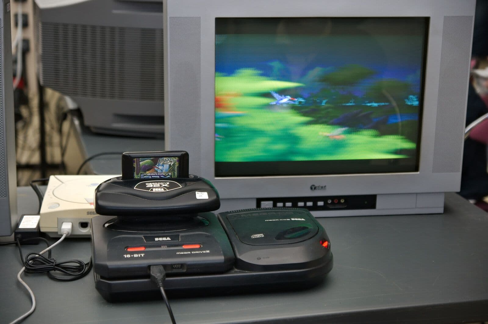 Mega Drive conectada a Mega-CD y 32X, combinación conocida como la «Tower of Power». Fotografía de Frédéric Bisson, redimensionada para web, bajo licencia CC BY 2.0.