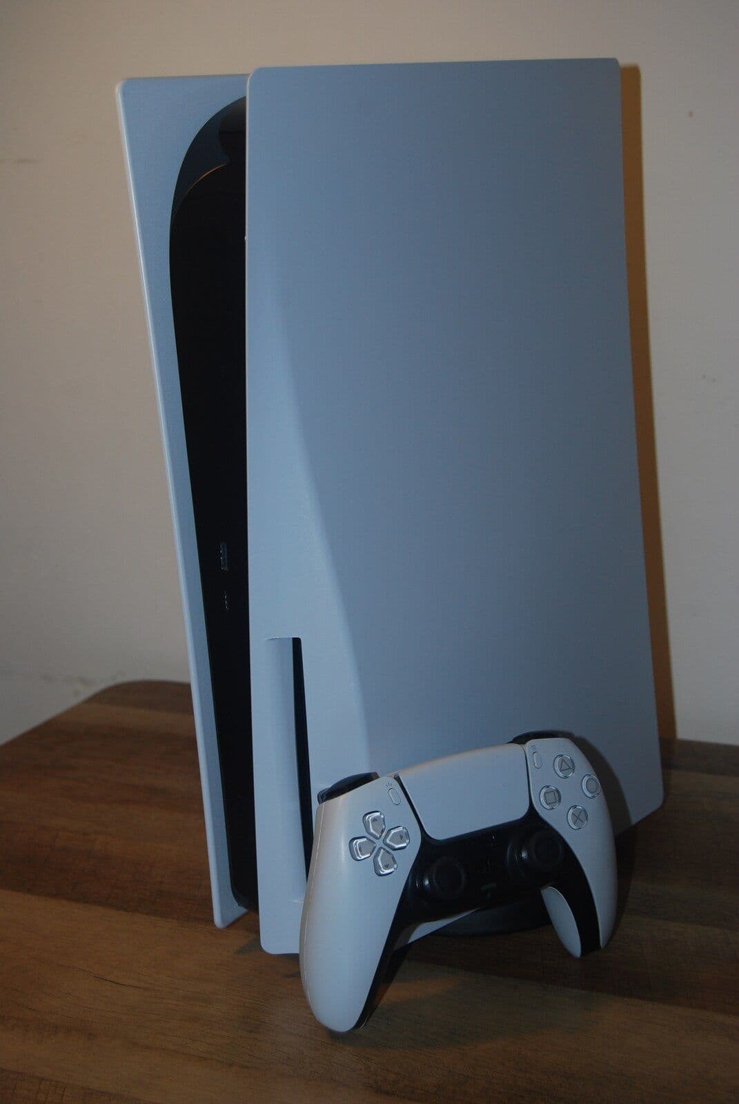 PlayStation 5 original con lector y mando DualSense. Fotografía de Howardcorn33, redimensionada para web y publicada bajo licencia CC0.